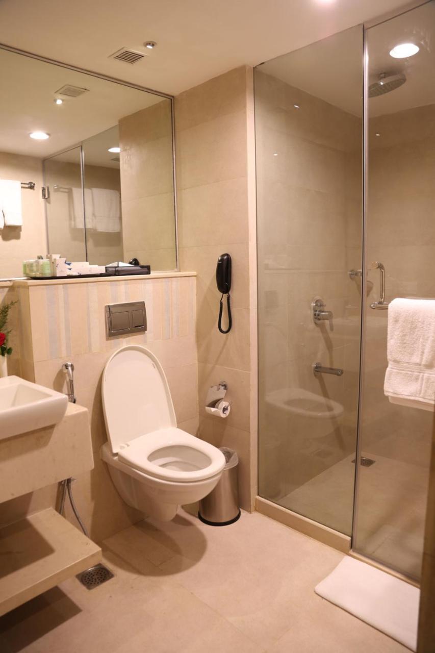 V 7 Hotel Ченнаи Экстерьер фото