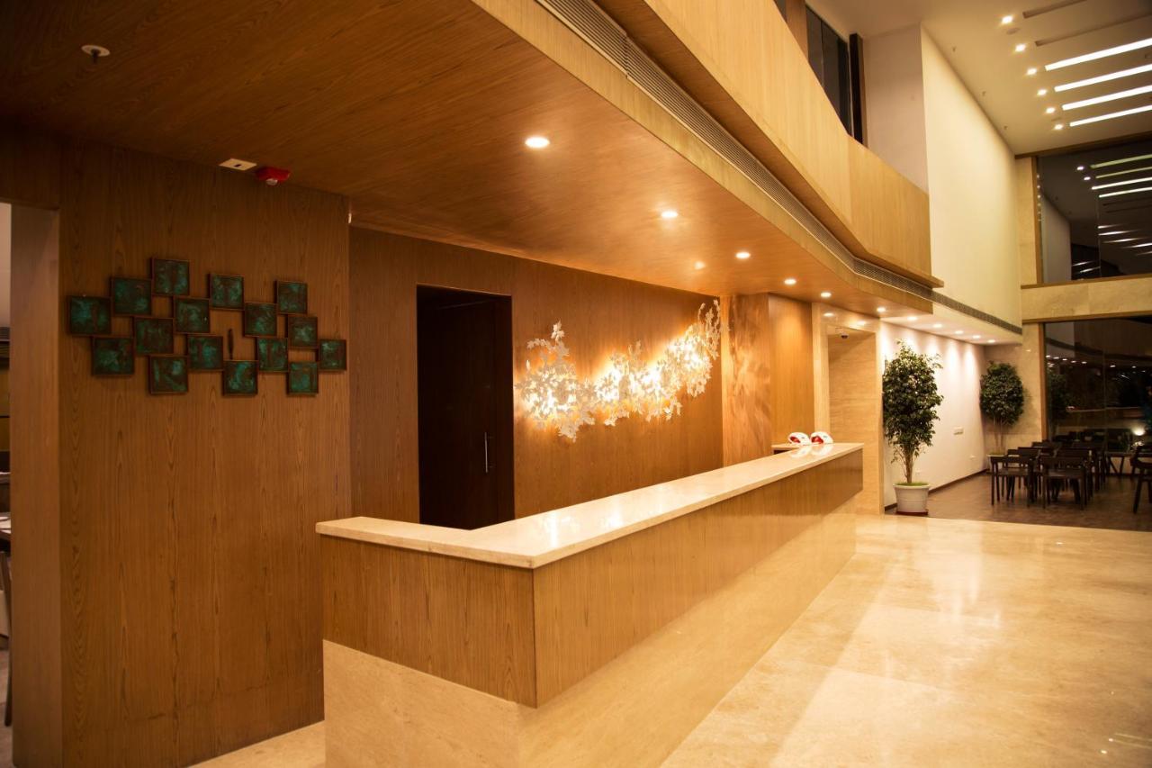 V 7 Hotel Ченнаи Экстерьер фото