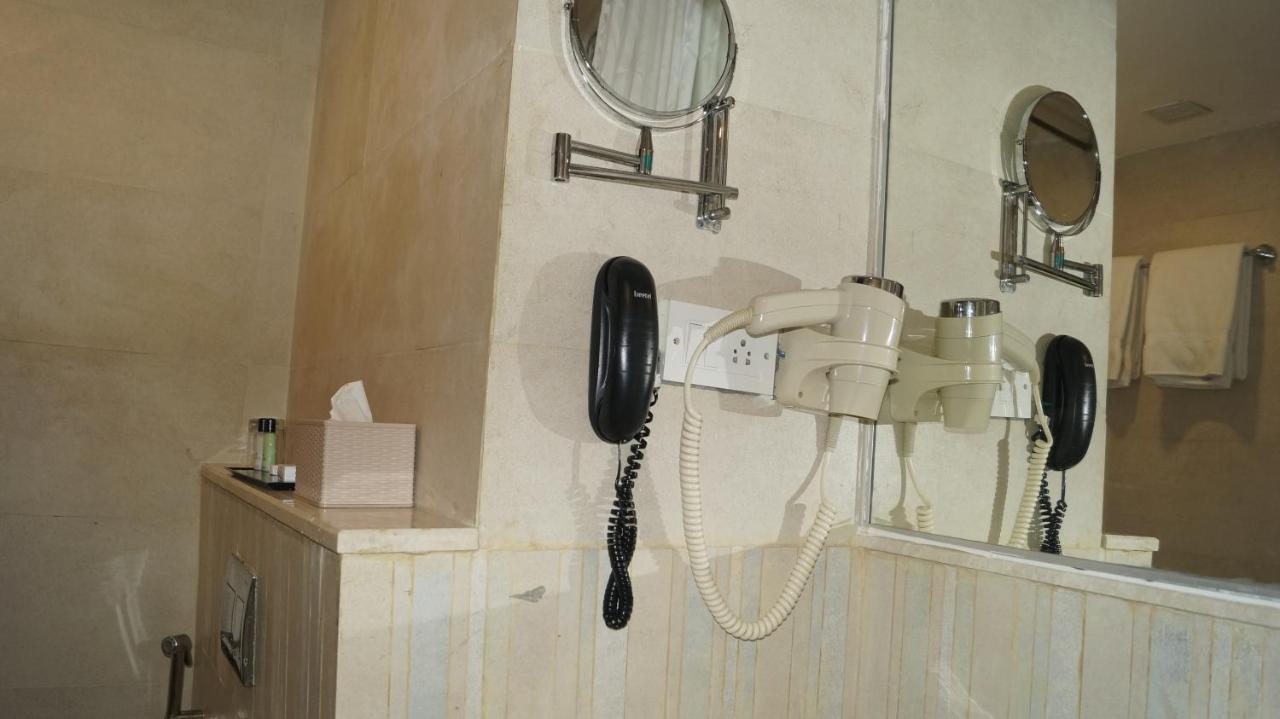 V 7 Hotel Ченнаи Экстерьер фото